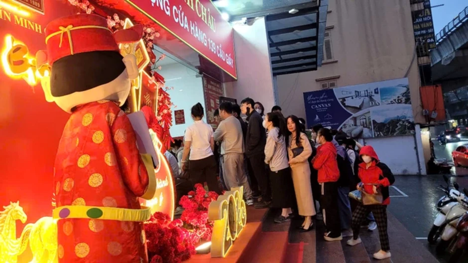 VIDEO: Hàng trăm người đi xếp hàng mua vàng từ nửa đêm VIDEO: Hàng trăm người đi xếp hàng mua vàng từ nửa đêm