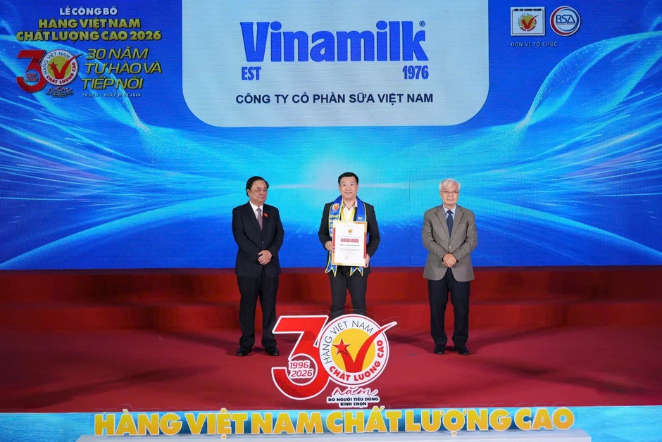Vinamilk 30 năm liên tiếp được vinh danh hàng Việt Nam chất lượng cao Vinamilk 30 năm liên tiếp được vinh danh hàng Việt Nam chất lượng cao