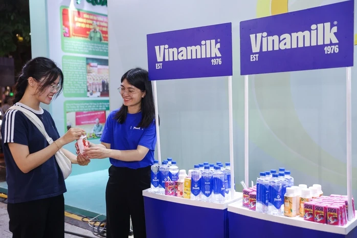 Vinamilk mang đến những trạm tiếp năng lượng giữa gala "tổ quốc bình yên" Vinamilk mang đến những trạm tiếp năng lượng giữa gala "tổ quốc bình yên"