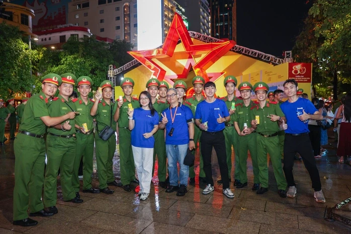 Vinamilk mang đến những trạm tiếp năng lượng giữa gala "tổ quốc bình yên" Vinamilk mang đến những trạm tiếp năng lượng giữa gala "tổ quốc bình yên"