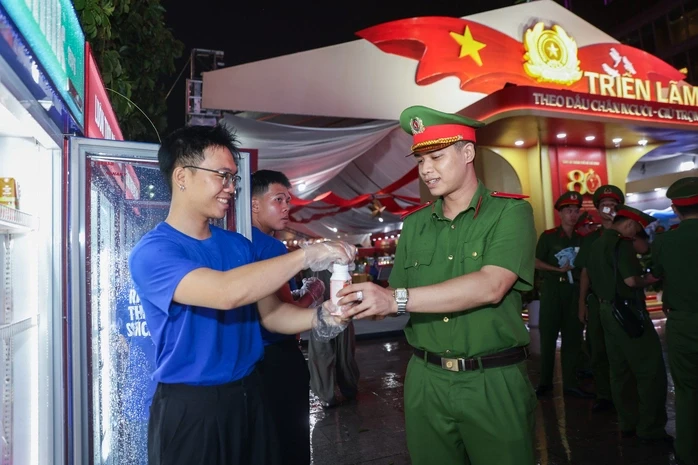 Vinamilk mang đến những trạm tiếp năng lượng giữa gala "tổ quốc bình yên" Vinamilk mang đến những trạm tiếp năng lượng giữa gala "tổ quốc bình yên"