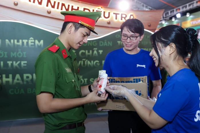 Vinamilk mang đến những trạm tiếp năng lượng giữa gala "tổ quốc bình yên" Vinamilk mang đến những trạm tiếp năng lượng giữa gala "tổ quốc bình yên"