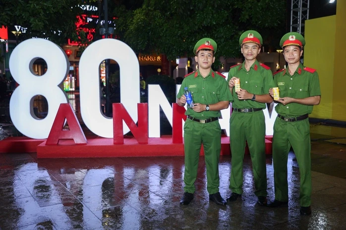 Vinamilk mang đến những trạm tiếp năng lượng giữa gala "tổ quốc bình yên" Vinamilk mang đến những trạm tiếp năng lượng giữa gala "tổ quốc bình yên"