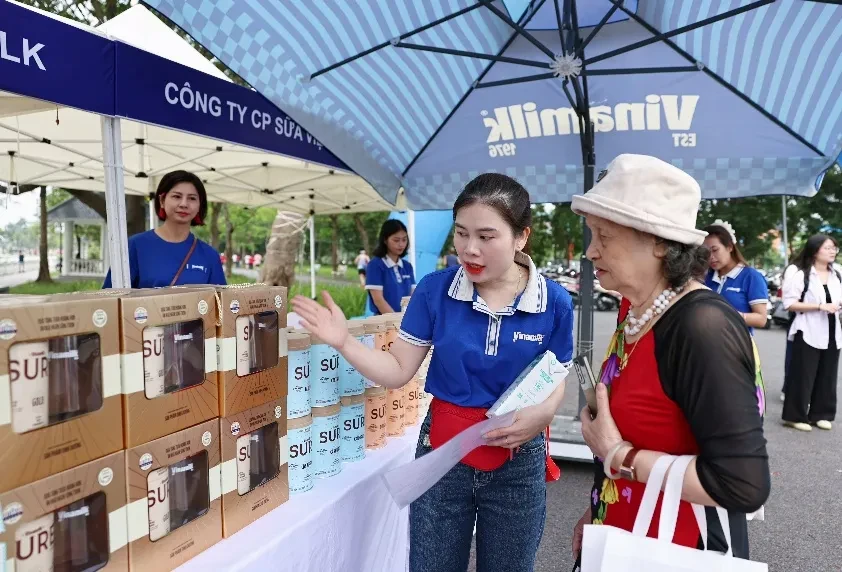 Vinamilk Sure đồng hành cùng chương trình "Ngàn bước chân – Triệu trái tim khỏe" Vinamilk Sure đồng hành cùng chương trình "Ngàn bước chân – Triệu trái tim khỏe"