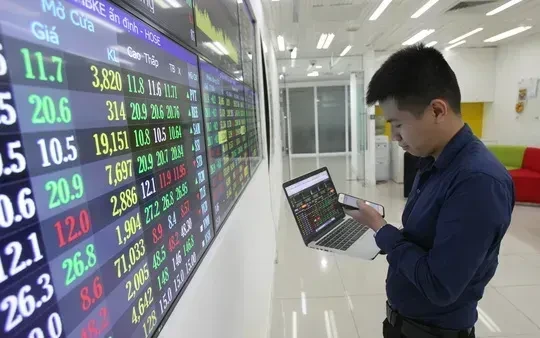 VN-Index vượt xa mốc 1.600 điểm VN-Index vượt xa mốc 1.600 điểm