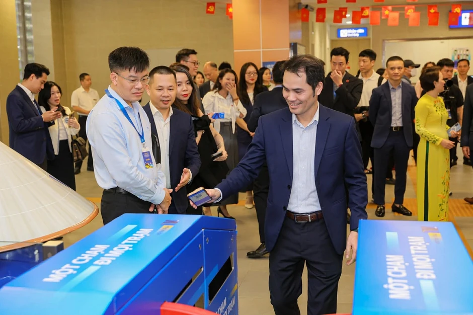 VNPT Money và Hà Nội Metro ra mắt 'Tiện ích Metro' đi tàu điện không tiền mặt VNPT Money và Hà Nội Metro ra mắt 'Tiện ích Metro' đi tàu điện không tiền mặt