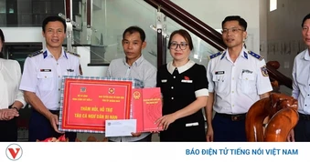 Vùng Cảnh sát biển 2 tặng quà, tuyên truyền ngư dân chấp hành tốt các quy định IUU