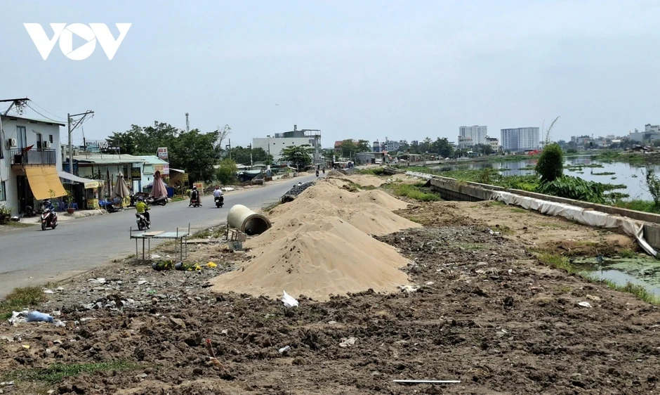 Vướng mặt bằng, thiếu cát khiến dự án kênh Tham Lương - Bến Cát chậm tiến độ Vướng mặt bằng, thiếu cát khiến dự án kênh Tham Lương - Bến Cát chậm tiến độ
