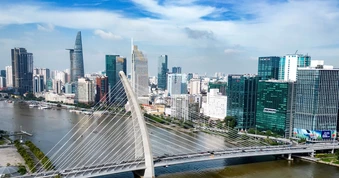 Vượt 'sóng lớn' để tăng trưởng hai con số