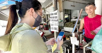 Xã, phường đẩy mạnh vận động thanh toán điện tử: Quét mã QR dần thay tiền mặt