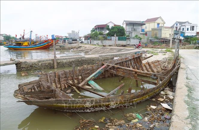 Xác tàu, thuyền hỏng bủa vây luồng tuyến Lạch Vạn (Nghệ An) Xác tàu, thuyền hỏng bủa vây luồng tuyến Lạch Vạn (Nghệ An)