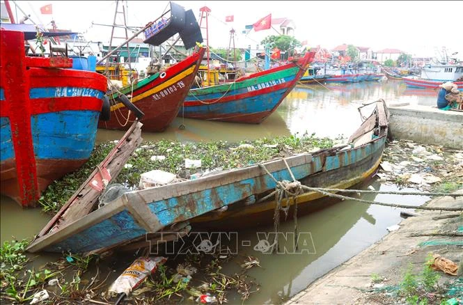 Xác tàu, thuyền hỏng bủa vây luồng tuyến Lạch Vạn (Nghệ An) Xác tàu, thuyền hỏng bủa vây luồng tuyến Lạch Vạn (Nghệ An)