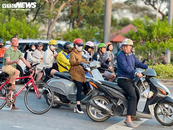 Xăng đắt đỏ, nhiều gia đình tính toán từng chuyến xe, từng bữa ăn Xăng đắt đỏ, nhiều gia đình tính toán từng chuyến xe, từng bữa ăn