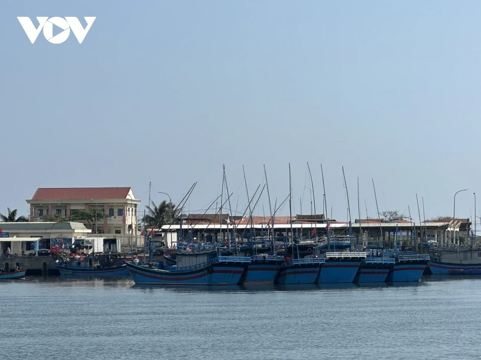 Xăng dầu tăng giá, ngư dân gánh nặng chi phí chuyến biển Xăng dầu tăng giá, ngư dân gánh nặng chi phí chuyến biển