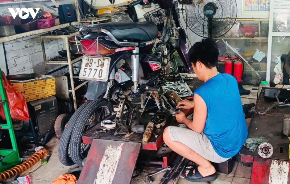 Xăng E10 bị người dùng “hoài nghi”, thợ sửa xe và kỹ sư nói gì? Xăng E10 bị người dùng “hoài nghi”, thợ sửa xe và kỹ sư nói gì?