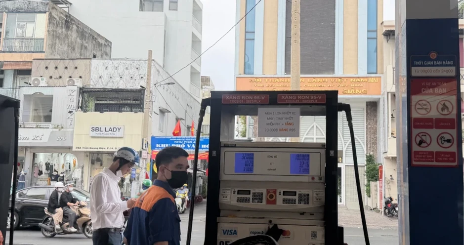 Xăng tăng, nhiều doanh nghiệp kìm giá dịch vụ, tung khuyến mãi hỗ trợ người dùng Xăng tăng, nhiều doanh nghiệp kìm giá dịch vụ, tung khuyến mãi hỗ trợ người dùng