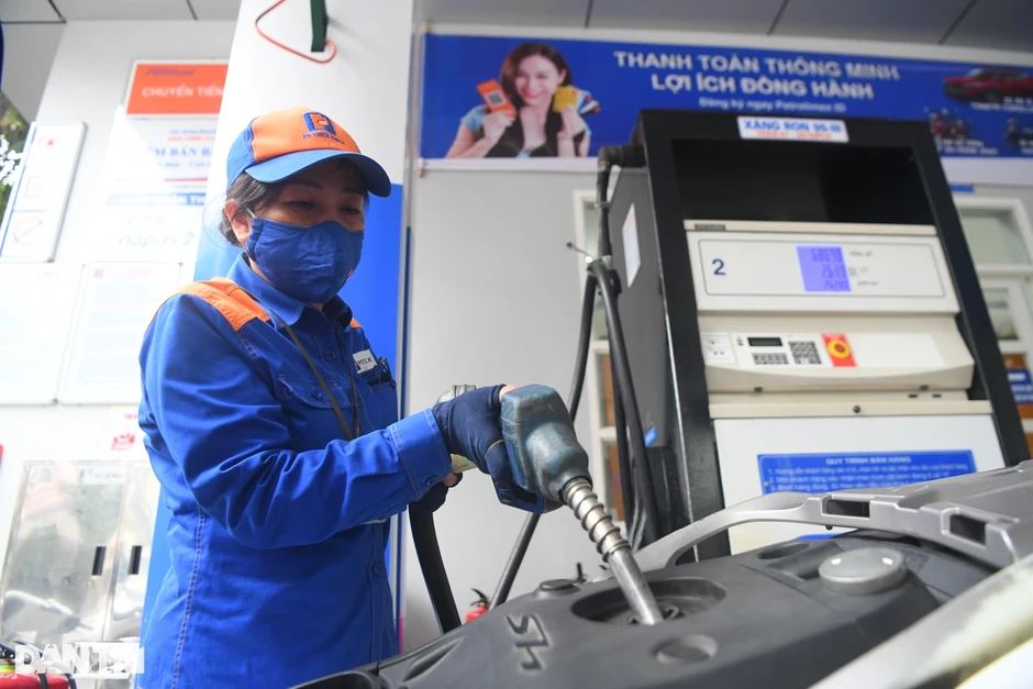 Xem xét kéo dài thời hạn giảm thuế nhập khẩu xăng dầu về 0% đến hết 30/6