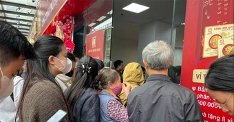 Xếp hàng nhiều giờ mua vàng vì tin 'đông là giá còn tăng'