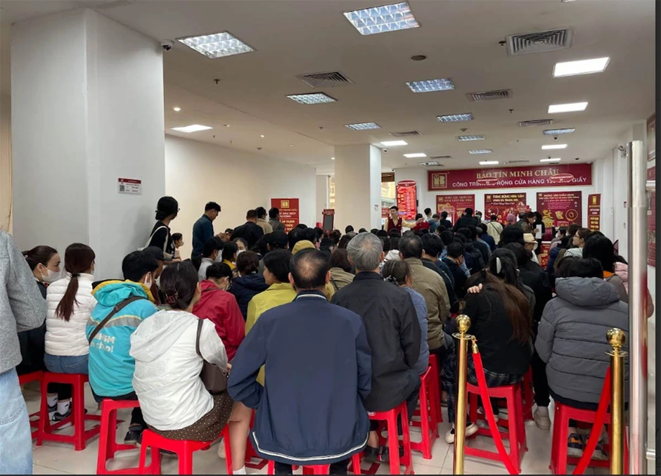 Xếp hàng nhiều giờ mua vàng vì tin 'đông là giá còn tăng' Xếp hàng nhiều giờ mua vàng vì tin 'đông là giá còn tăng'