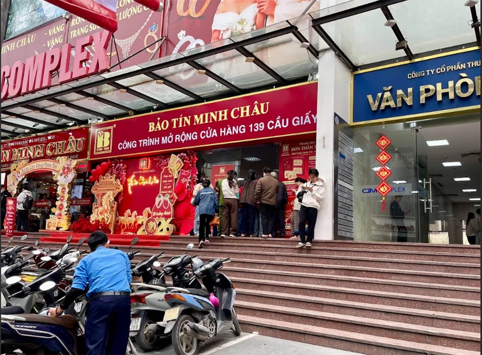 Xếp hàng nhiều giờ mua vàng vì tin 'đông là giá còn tăng' Xếp hàng nhiều giờ mua vàng vì tin 'đông là giá còn tăng'
