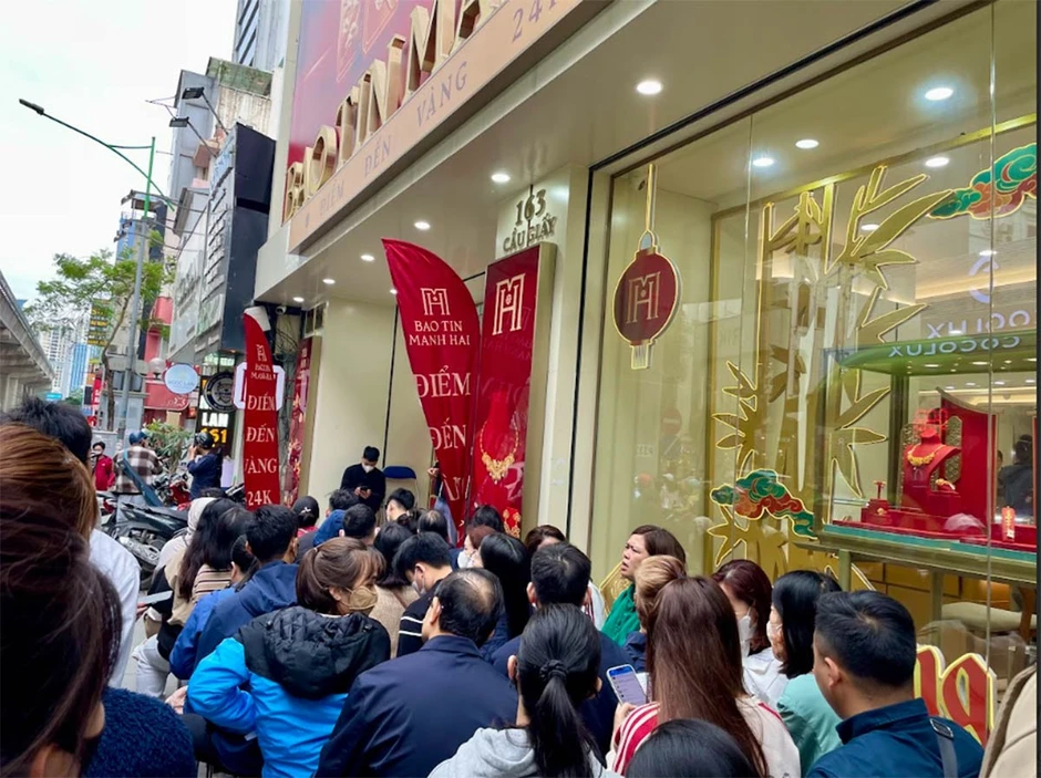 Xếp hàng nhiều giờ mua vàng vì tin 'đông là giá còn tăng' Xếp hàng nhiều giờ mua vàng vì tin 'đông là giá còn tăng'