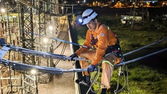 Xuyên đêm bảo dưỡng lưới truyền tải điện giữa cao điểm mùa khô
