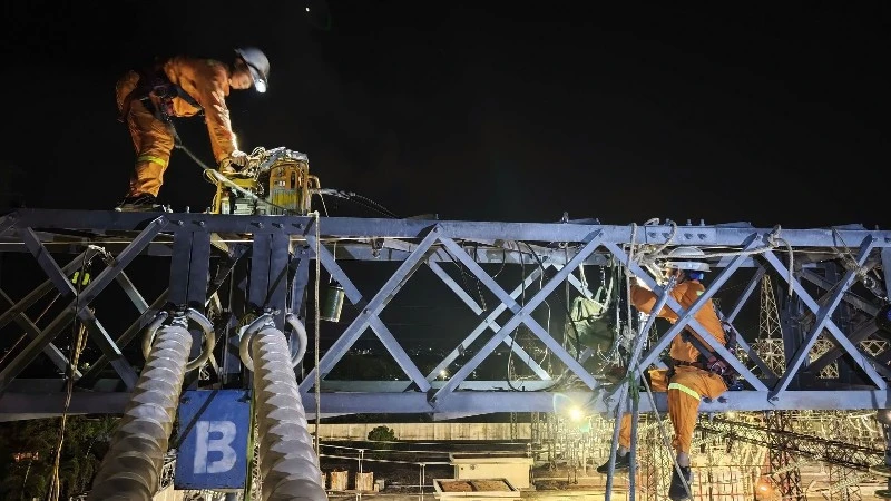 Xuyên đêm bảo dưỡng lưới truyền tải điện giữa cao điểm mùa khô Xuyên đêm bảo dưỡng lưới truyền tải điện giữa cao điểm mùa khô
