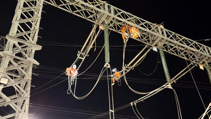 Xuyên đêm bảo dưỡng lưới truyền tải điện giữa cao điểm mùa khô Xuyên đêm bảo dưỡng lưới truyền tải điện giữa cao điểm mùa khô