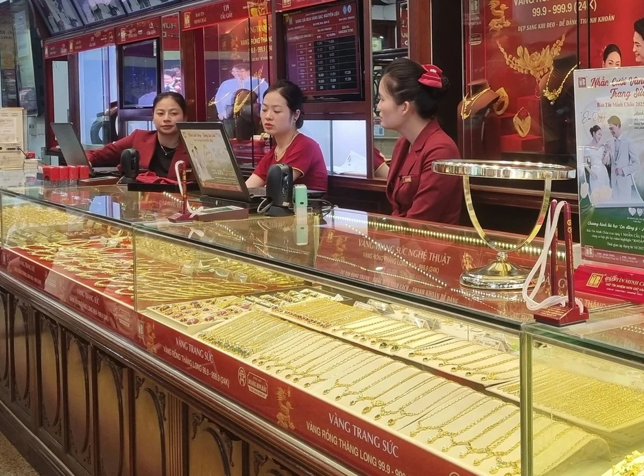 'Yêu cầu doanh nghiệp vàng cung cấp mọi tài khoản của nhân viên là chưa đúng luật' 'Yêu cầu doanh nghiệp vàng cung cấp mọi tài khoản của nhân viên là chưa đúng luật'