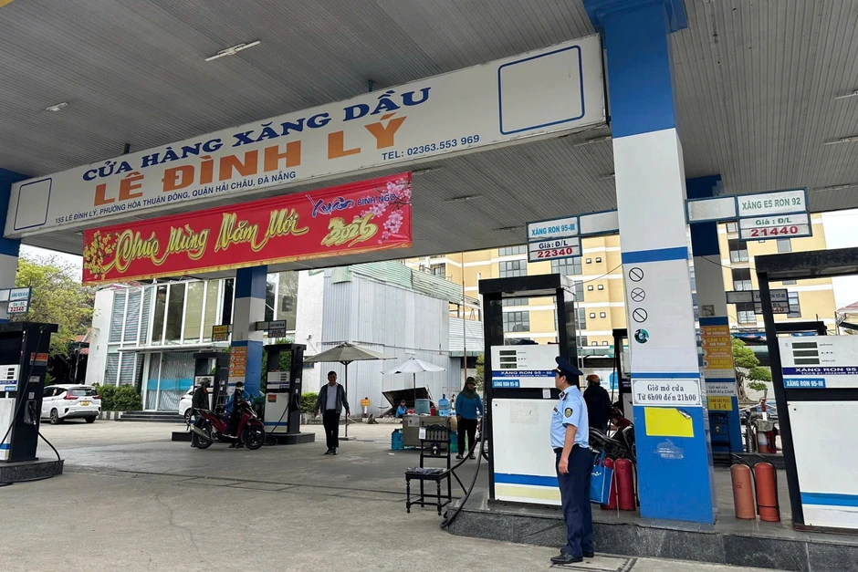 Yêu cầu thương nhân không tự ý ngừng, giảm giờ bán xăng khi giá tăng Yêu cầu thương nhân không tự ý ngừng, giảm giờ bán xăng khi giá tăng
