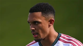 Alexander-Arnold bị 'chê thậm tệ' khi ký tặng fan Real Madrid