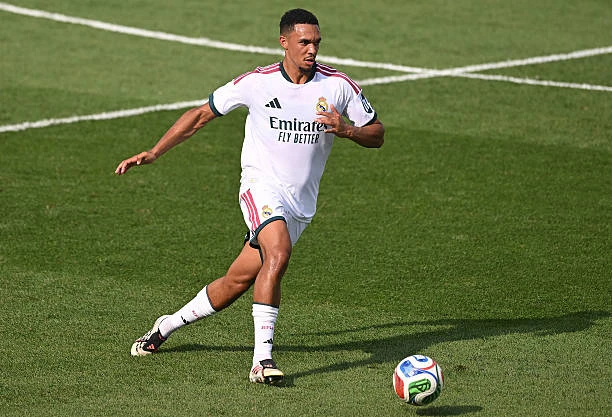 Alexander-Arnold nhận cảnh báo về yêu cầu của Mourinho ở Real Alexander-Arnold nhận cảnh báo về yêu cầu của Mourinho ở Real