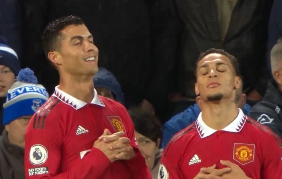 Antony xấu hổ khi đứng trước cơ thể của Ronaldo - Báo TinVina Antony xấu hổ khi đứng trước cơ thể của Ronaldo - Báo TinVina