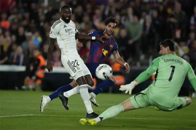 Arbeloa cúi đầu sau đêm Real Madrid trắng tay hoàn toàn Arbeloa cúi đầu sau đêm Real Madrid trắng tay hoàn toàn