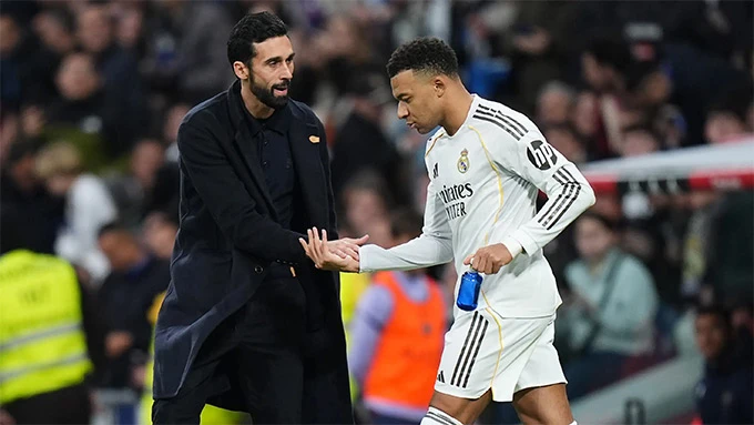 Arbeloa đáp trả Mbappe: 'Chừng nào tôi còn ở đây, tôi không quan tâm họ tên là gì' Arbeloa đáp trả Mbappe: 'Chừng nào tôi còn ở đây, tôi không quan tâm họ tên là gì'