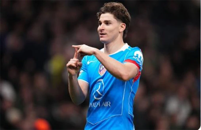 Atletico Madrid 'trói chân' Julian Alvarez bằng lương siêu khủng
