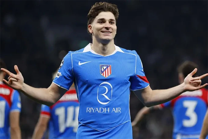 Atletico Madrid 'trói chân' Julian Alvarez bằng lương siêu khủng