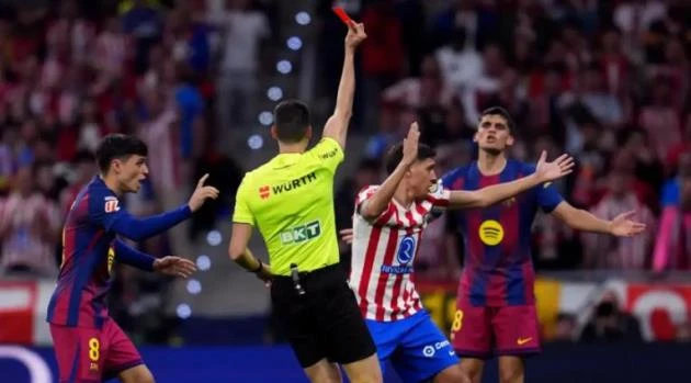 Ban trọng tài xác nhận Barca thoát thẻ đỏ trước Atletico Ban trọng tài xác nhận Barca thoát thẻ đỏ trước Atletico
