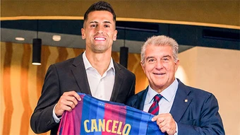 Barca chính thức ký hợp đồng với Joao Cancelo