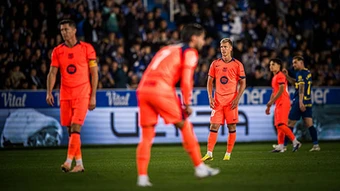 Barca còn chưa 'tỉnh rượu' sau lễ ăn mừng ngôi vương