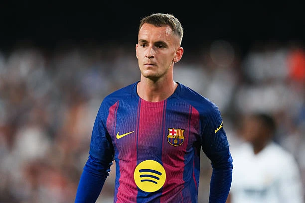 Barca gây áp lực lên Mendes để thanh lý Marc Casado Barca gây áp lực lên Mendes để thanh lý Marc Casado