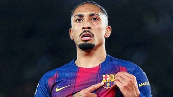 Barca muốn bán, Raphinha còn cơ hội ở lại?
