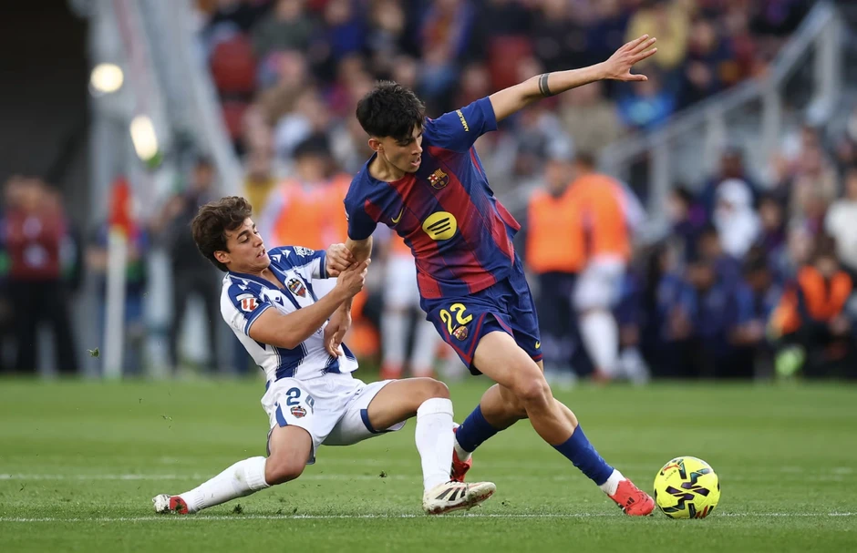 Barcelona soán ngôi đầu bảng La Liga của Real Madrid Barcelona soán ngôi đầu bảng La Liga của Real Madrid