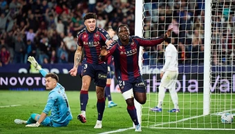 Bi kịch thẻ đỏ giúp Levante thắng ngược Osasuna kịch tính