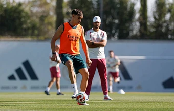 Carlos Espi ra mắt Real Madrid sau chưa đầy 24 giờ