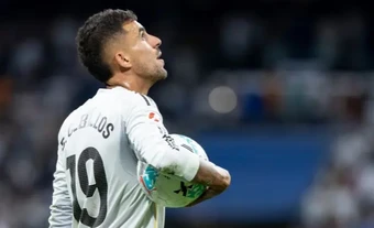 CĐV Real Madrid đồng loạt chỉ ra nội gián trong phòng thay đồ