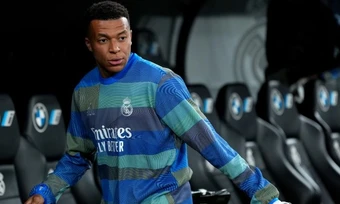 CĐV Real Madrid trút giận lên Mbappe ở trận thắng Real Oviedo
