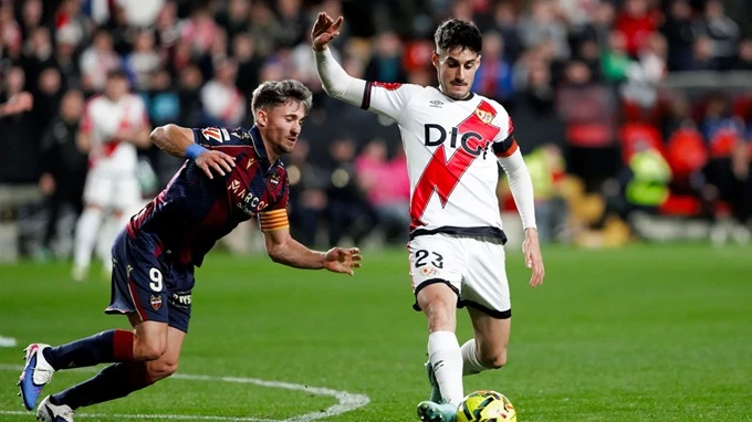 Ciss ghi bàn muộn đầy tranh cãi, Vallecano cầm hòa Levante Ciss ghi bàn muộn đầy tranh cãi, Vallecano cầm hòa Levante