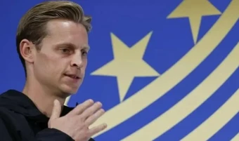 De Jong lên tiếng về tin đồn rời Barca