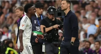 Fabregas lên tiếng về mâu thuẫn của Alonso và Vinicius